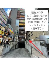 ザ アイブロウ 高崎店(THE EYEBROW)/右側の通路からエントランスへ