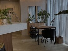 美容室の一角にあるネイルサロン。