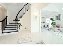 白を基調とした清潔感ある、サロンです♪