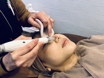 シューティングハーツ(SHOOTING HEARTS)の写真/【黒ずみOFF×引き締め￥6600】毛穴洗浄＆光フェイシャルで叶う！至近距離でも"うる艶肌"へ