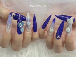 ロイヤルブルーのきらめきネイル