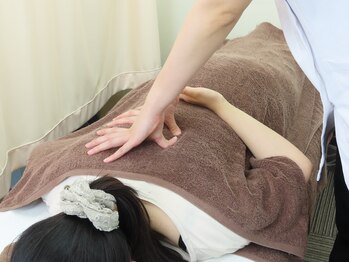 西葛西駅前あさひろ鍼灸整骨院/背中のマッサージ