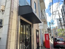 ミノリバ 天神店(minoriba)の雰囲気（ピンクのロゴが目印のビルです！ガラス扉からお入りください♪）