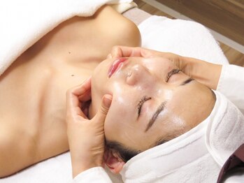 サロンドルネ(Salon De Rene)の写真/肌悩みを改善し、憧れの美肌へ。極上アロママッサージのご用意有◎リラックスしながら施術が受けられます♪