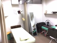 梅ヶ丘駅みなみ整体院の雰囲気(明るい室内でベットは整体中はカーテンで仕切る事が可能です。)