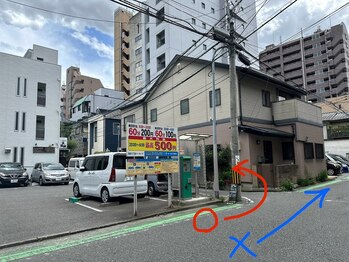 ラビット 福岡薬院店(LOVit)/ 道案内＊このPを左折←