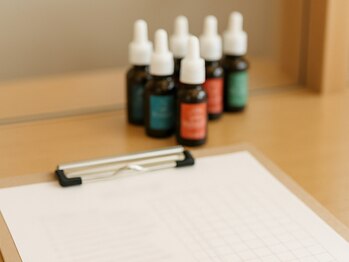 ジテン(Jit-En)の写真/カウンセリングシートを使ってお客様のその日に合った香りを6種類のアロマオイルから選べます♪♪