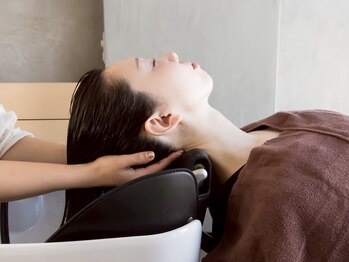 エレメンツ 表参道(ELEMENTS)の写真/【表参道駅徒歩2分】首・肩のガチガチに特化!プロスパニストの施術で疲れ癒して、スタイリングまで完結◇