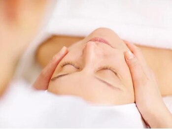 エルブラン(Aile-blanc)の写真/ほうれい線、たるみ…年齢サインに深く届く贅沢ケア。肌の内側からふっくら、フェイスラインにも変化が。