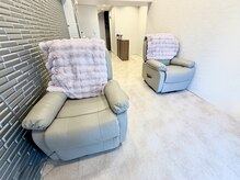 リラックスして施術を受けていただけるようにふわふわソファを完備☆