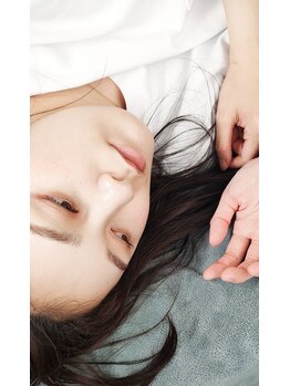 十季月(トキツキ)の写真/《大人女性に》自然に溶け込む上質まつげカール×美眉スタイリングで洗練された目元へ