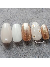 ベージュフラワーネイル