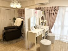 ラッシュバー カノア 緑地公園店(Lash-bar KANOA)/メイクスペース、施術ソファ