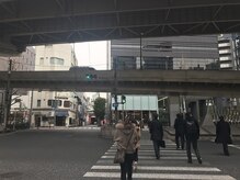 新御堂沿いの信号を渡ります☆