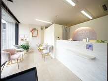 メメ アネラ アイサロン(meMe anela eye salon)の雰囲気（待合や受付も広々していて毎日清掃し清潔感を大事にしています！）