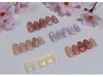 アイリス(iris)の写真/【式典におすすめ】最新トレンド×手描きアートで、季節感溢れる大人フラワーネイル♪