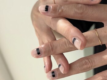 ミエレ(miele)/シンプルお洒落手描きネイル