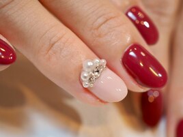 パールを合わせたビジューネイル