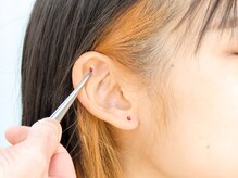 フラワーロード整骨院の雰囲気（人気の耳つぼジュエリーも導入★）