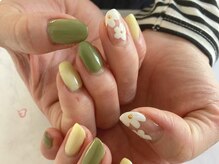 はあとねいる 瑞江店の雰囲気（くすみグリーン×爽やかイエロー。大人のフラワーネイル）