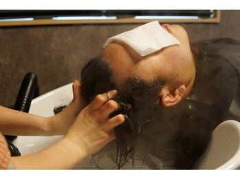 ノックス(NOX)の写真/美容師免許所持者によるヘッドスパ。頭皮・首・肩までほぐし、帰る頃にはスッキリ軽やかに♪