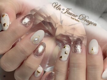 アン ジョーヌドラゴ/ホワイト×ピンクネイル