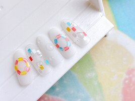 パステルカラーの浮き輪ネイル
