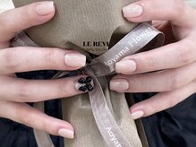 ルレーブ(LE REVE)/ワンカラーネイル×大きめパーツ