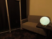 リラクゼーションサロン 和々華の雰囲気（店内は間接照明で癒しの空間を演出。）