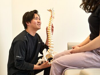 新横浜駅前鍼灸接骨院の写真/国家資格保持のプロによる骨格に働きかける巧みな手技で姿勢の歪みを根本改善♪骨盤矯正＋整体◎[新横浜]