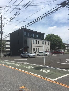 モルティー 宇都宮店(Molti)/右手にある黒い建物がモルティー