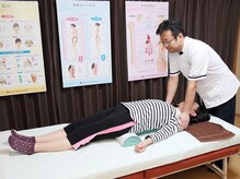 やすらぎカイロ施術院/施術イメージ（背骨・肩甲骨）