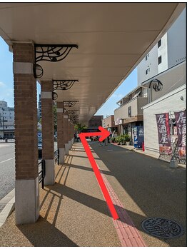 ケイトステージラッシュ 香椎店/ロータリーに沿って歩きます♪