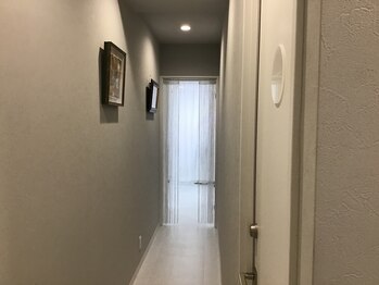 エクシアホワイトニング 日本橋店/白基調な店内