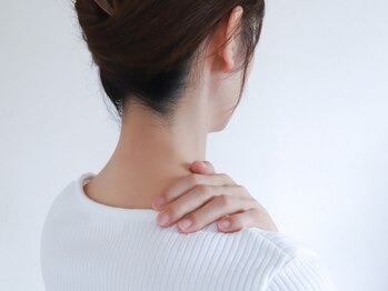にしも鍼灸接骨院の写真/【慢性的な首肩こり・ガチガチの背中・つらい頭痛を解消◎】姿勢検査も行い、首肩こりの原因を見極め施術。
