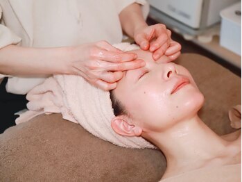 アン グレーヌ 自由が丘(unegraine)/眉間やお顔全体の筋肉を解します