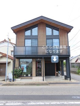 エ カール/駐車場は店舗脇になります♪