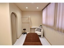 ソービュート(SO BEAUTE)の雰囲気（ピンクベージュを基調とする店内）