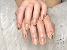ドットキキ(_.kiki)の雰囲気(ゴールドアクセントで大人かわいいベージュのニュアンスネイル)
