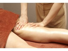 ふくらはぎから太もものセル脂肪をグイグイ揉みほぐし！