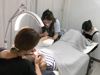 グリッター(GLITTER)の写真/【同時施術お任せください！】仕事や家事で忙しい方でも◎一度で印象チェンジ☆高技術で理想のデザインに♪