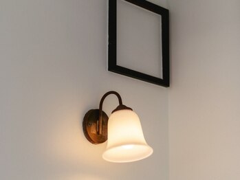 かみふる整体ふらっと/レトロなランプがお出迎え