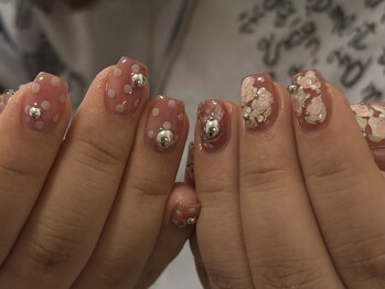 アンイーブン(uneven)の写真/パーツ付け放題のメニュー多数ご用意☆まわりと被らない個性派ネイルがお好きな方やイベント前の方に◎
