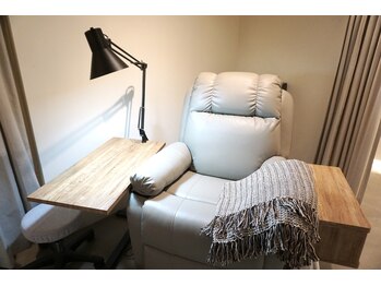 オッフェン アイブロウ アイラッシュ ネイル(offen)/ふかふかソファでお寛ぎください