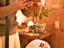 グリーンセラピー(Green therapy)の雰囲気（アーユルべーダの代表的な手法「シロダーラ」行っております。）