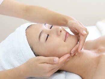 クリビア-ビ(CliviaBi)の写真/【結果にこだわる★オールハンド施術】ヘッド～デコルテマッサージ付☆小顔フェイシャル￥9,900