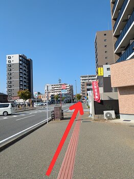ケイトステージラッシュ 香椎店/通り沿いをまっすぐ進みます♪