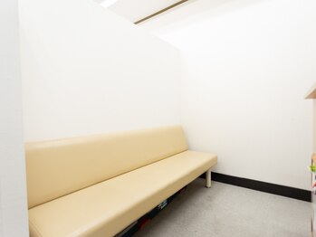 ピースボディケア(peace body care)/内観|待合ソファー