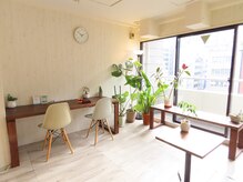 ぶらんのんの雰囲気（グリーンの温かみがある日光がしっかり入る店内です）