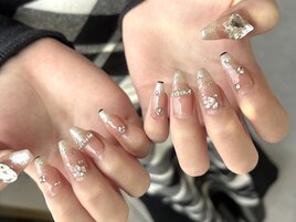 ストーンで華奢に